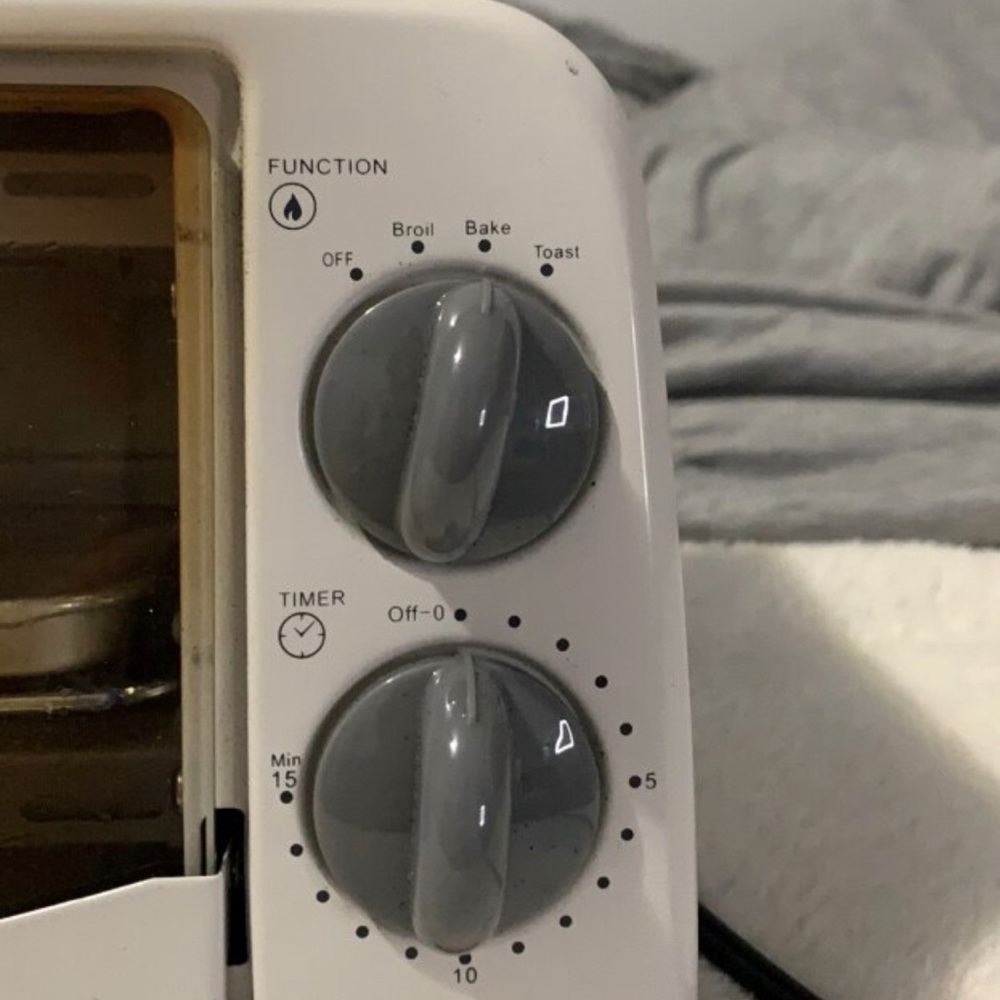 4 function toaster oven - Picture 3 of 3